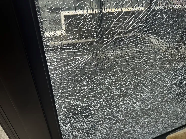 嫌犯疑為被害住戶的對面社區，警方清查中。翻攝畫面