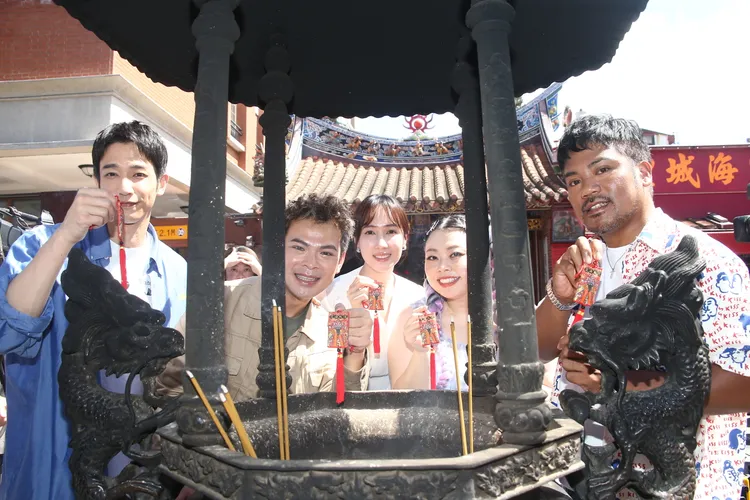 電影《怎麼可能我家的祖先是你家的鬼》舉行開鏡儀式。攝影中心攝