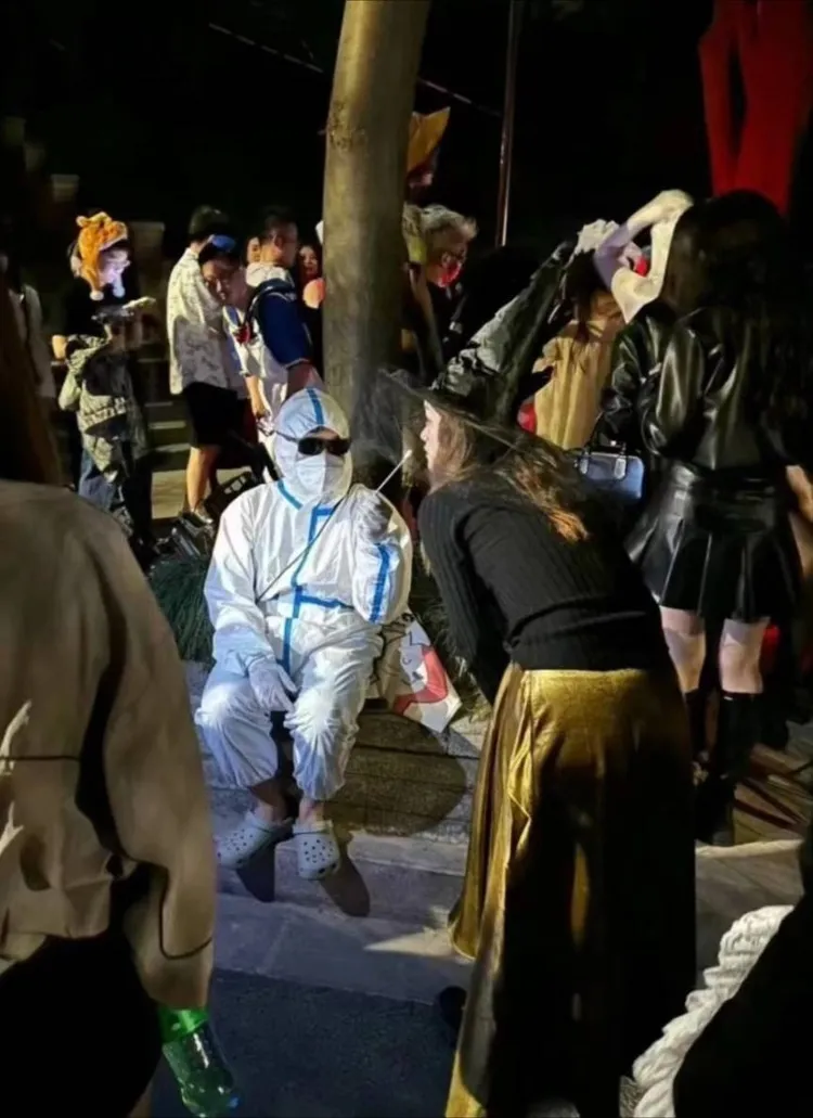 防疫大白。翻攝自論壇PTT