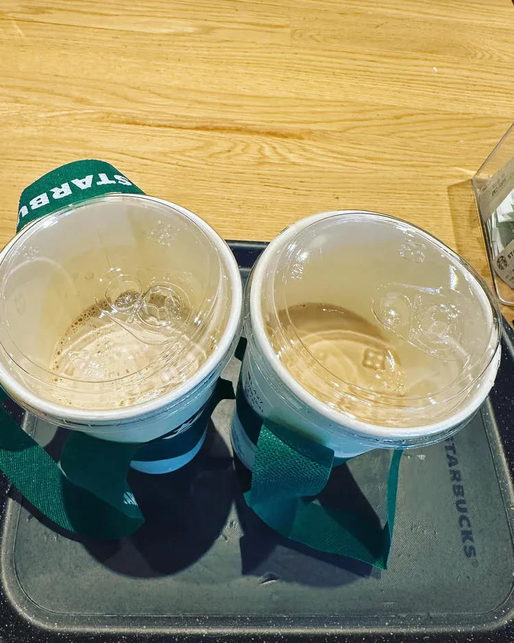 近日一名網友到星巴克刻意買特大杯「去冰」，沒想到內容物相當空虛。翻攝《高雄大小事》社團