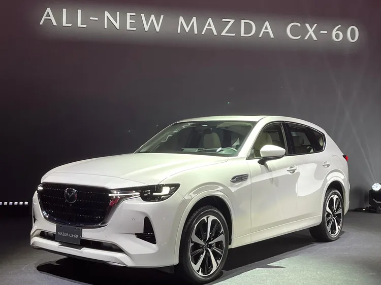 Mazda CX-60外觀導入嶄新設計思維，縮短了前懸比重雕塑出更加修長流暢的車身。周奕豪攝