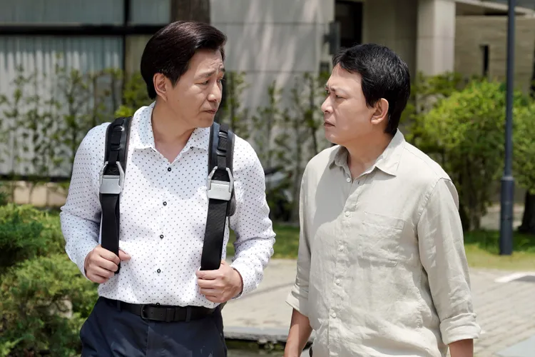 林鴻翔（右）將照顧韓瑜的重要任務交給王識賢。華視提供