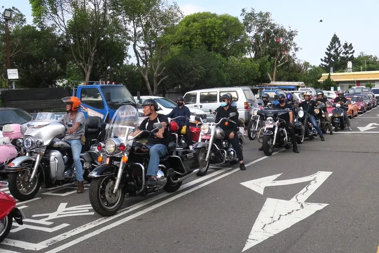 哈雷重機車隊隨行。讀者提供