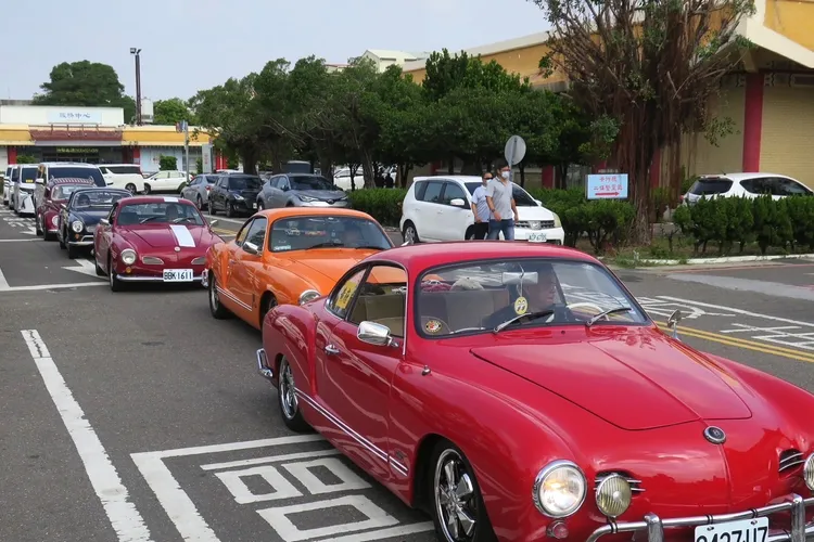 骨董車一字排開引人注目。讀者提供