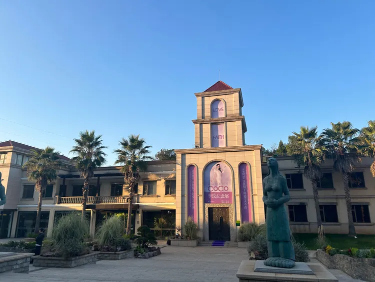 李玟安葬後，武漢石門峰紀念公園將展開為期半年的紀念展。翻攝Joseph_26微博