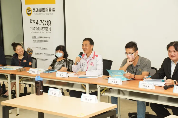 經發局長張誠(中)說明。桃園市府經發局提供