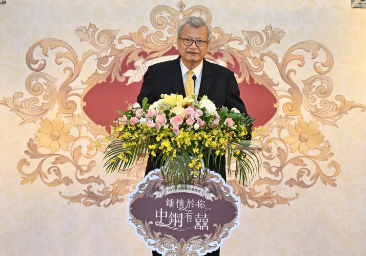 中鋼翁朝棟董事長以集團大家長身分祝福各位新人百年好合。業者提供