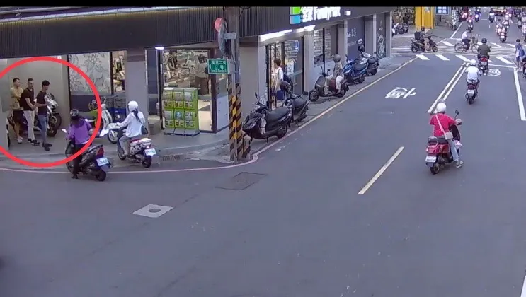 詐騙車手一人進入取款，一人則在外監視。翻攝畫面