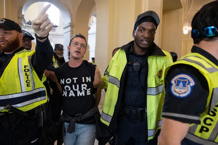 美國國會警察逮捕在坎農大廈非法示威人士。美聯社