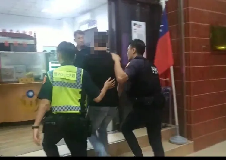 警方將游嫌依公共危險罪嫌法辦，另開出4張合計最高近15萬元罰單。讀者提供