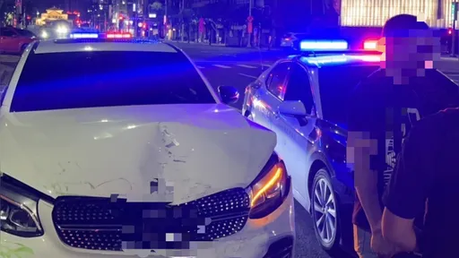 白色賓士撞翻停等紅燈汽機車 又是酒駕!肇逃10分鐘後遭警攔捕上銬