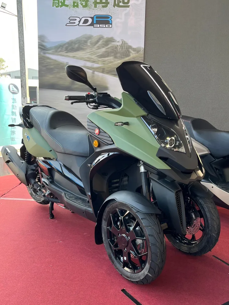 經典三輪3D-350R優化重啟，針對台灣用路環境重新調校，大幅提升操控穩定性。周奕豪攝