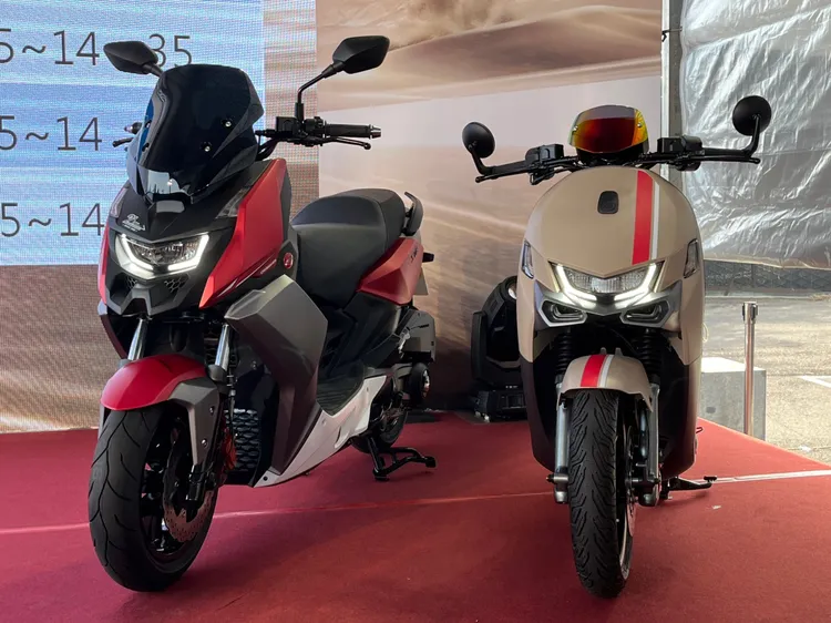 跨界大羊STR 300(左)推出特仕版新色「荒漠沙」、「耀日紅」，建議售價14萬9800元；Ai-1 Ultra Belt特仕版新增了TCS循跡防滑系統、定速巡航/省力牽車模式。周奕豪攝