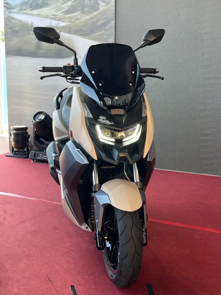 STR 250搭載Class D汽車等級低耗能高亮度大燈，25週年特仕車STR 250以「荒漠沙」、「靛海藍」兩色全新亮相，建議售價12萬9800元，限量200台。周奕豪攝