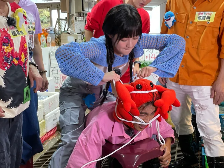 籃籃（上）找「高富帥」當螃蟹被綁，阿翔（下）大叫：「妳只想欺負我。」民視提供