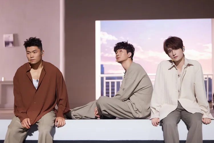 李玖哲（左起）、馬曉龍、張遠一起詮釋歌曲《第一次做人》，是《披荊斬棘3》目前獲得最高分的表演。翻攝披荊斬棘微博