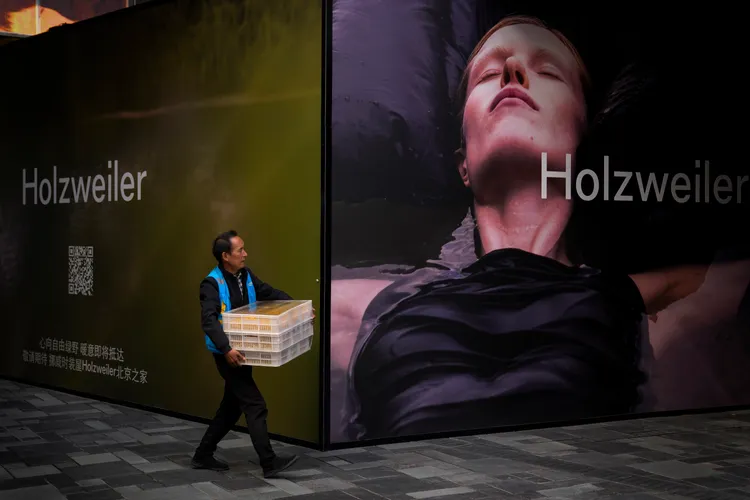 IMF估中國今年經濟成長為5.0%；圖為北京街頭。美聯社