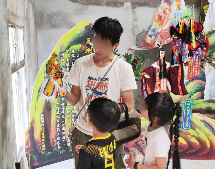 ▲不僅小朋友對「操偶」感到興趣，連大人也玩得不亦樂乎！