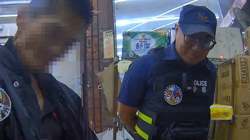 颱風天騎車噪音擾人又逆向　桃警攔檢違規騎士竟在口袋找到這東西
