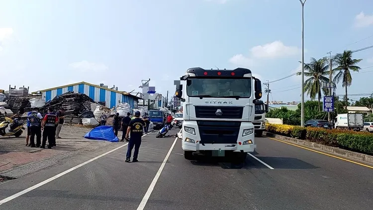 機車乘客遭後方曳引車輾過，當場死亡。翻攝畫面