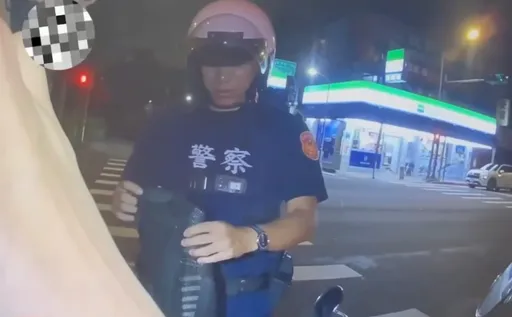 他將「這東西」放機車踏板引注目 「雙刀男」被逮瞎掰稱要還朋友