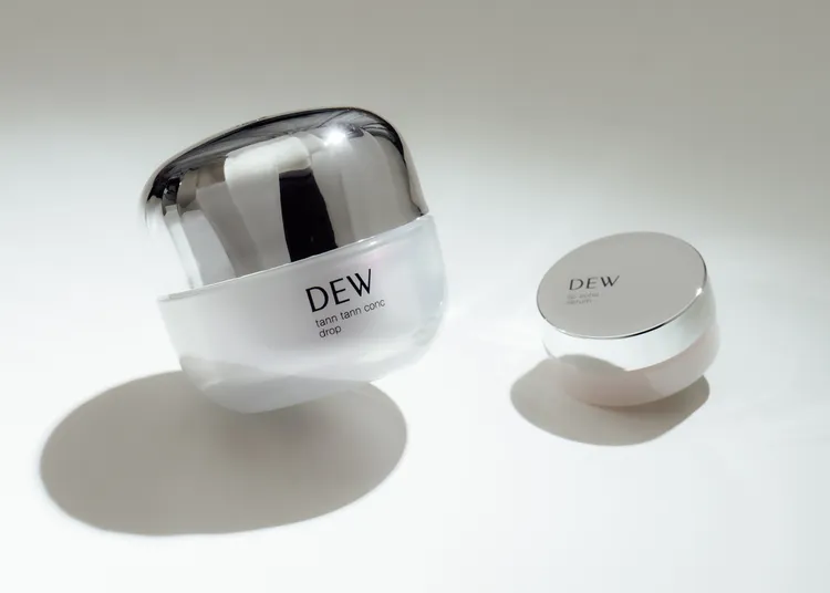DEW推出彈潤膜法線雕霜和玻尿酸彈潤Q唇霜，2款高CP值的保養新品。品牌提供