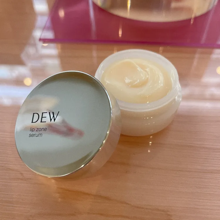 DEW玻尿酸彈潤Q唇霜質地。張家玲攝