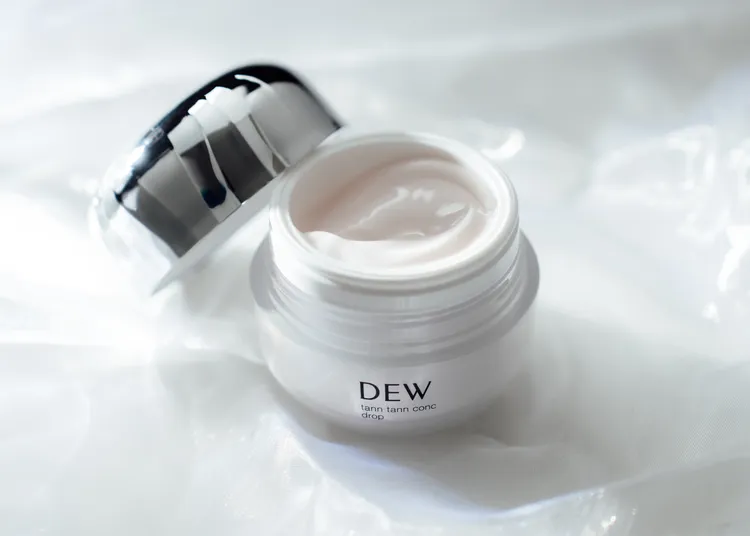 DEW彈潤膜法線雕霜，55g／1350元。品牌提供