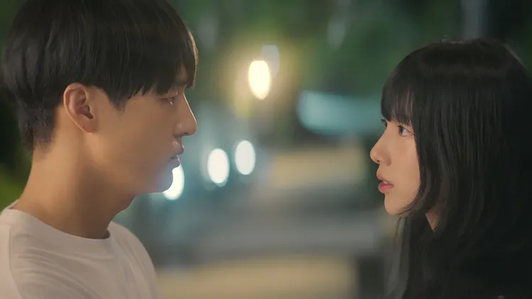 秀智（右）劇中搬進梁世宗的合租公寓。Netflix提供