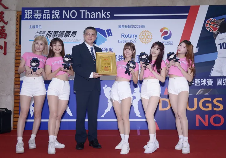 電豹女獲贈感謝獎牌一面。翻攝畫面