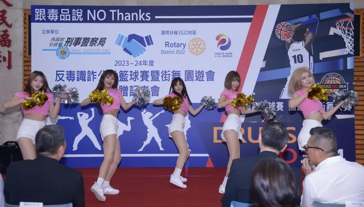 電豹女上台熱舞。翻攝畫面