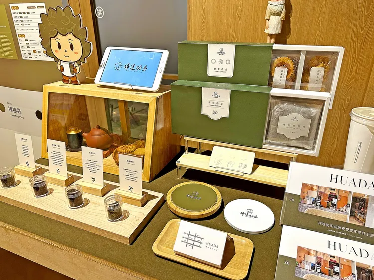 榮獲冠軍頭銜的「挖呀挖呀挖」團隊為樺達奶茶品有限公司打造全新品牌形象識別。青年局提供