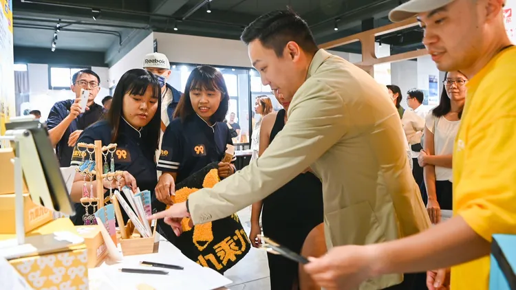 得亞軍「Star party」團隊為青年局局長張以理(右二)介紹作品設計理念。青年局提供