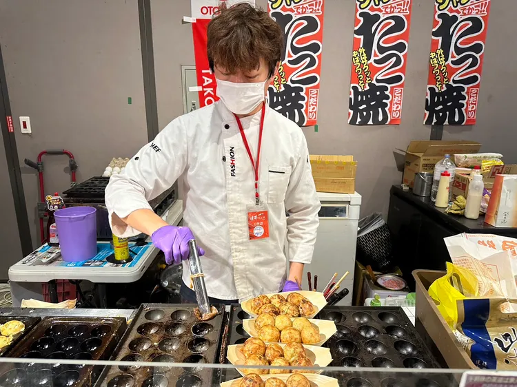 《鳴神本舖》章魚燒，明太子與青蔥口味登場。陳怡文攝