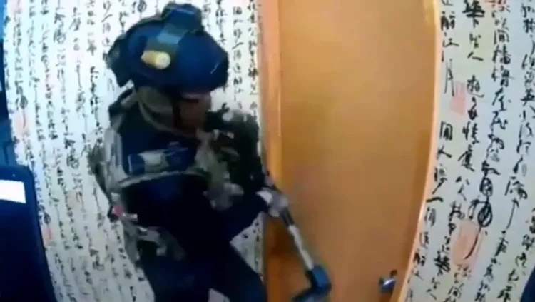 警方破門攻堅。民眾提供