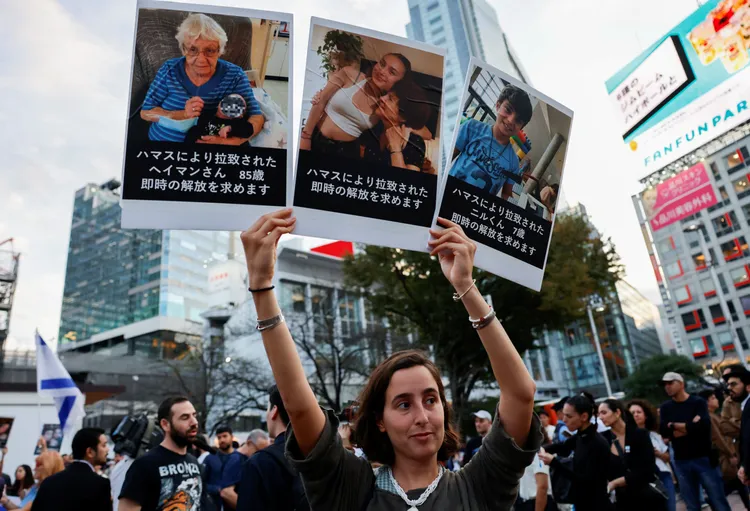 支持以色列的民眾在日本東京示威，高舉人質的照片呼籲哈瑪斯釋放人質。路透社