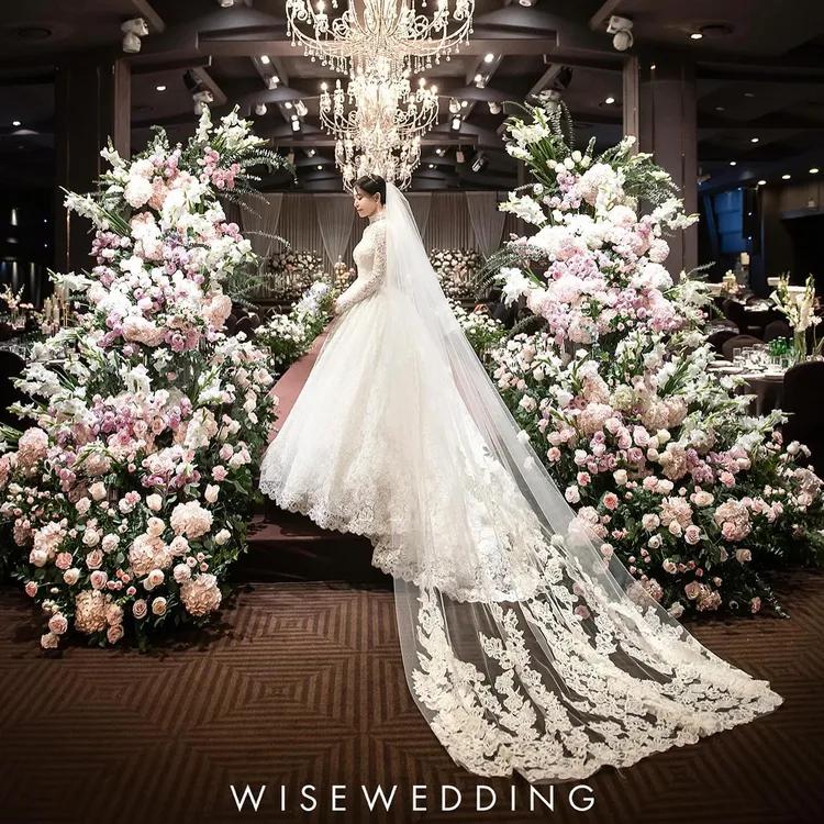 車清華被花海簇擁，洋溢新嫁娘的喜悅。翻攝WISEWEDDING