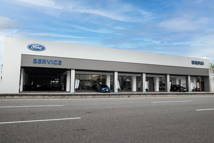 Ford瑞特汽車新永康展示中心暨專業服務廠，地點集結生活機能、人文薈萃與交通中樞三大特色。業者提供