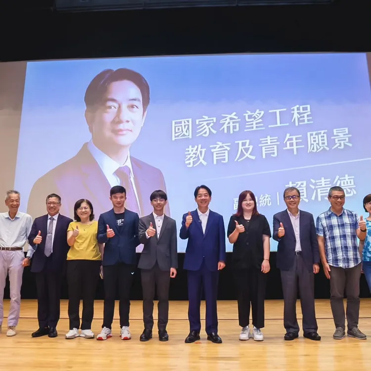 賴清德與中山大學等校師生合影。翻攝中山大學學生會臉書