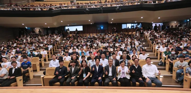 賴清德4日晚間高雄首站校園演講，吸引近700人大學生。中山大學提供