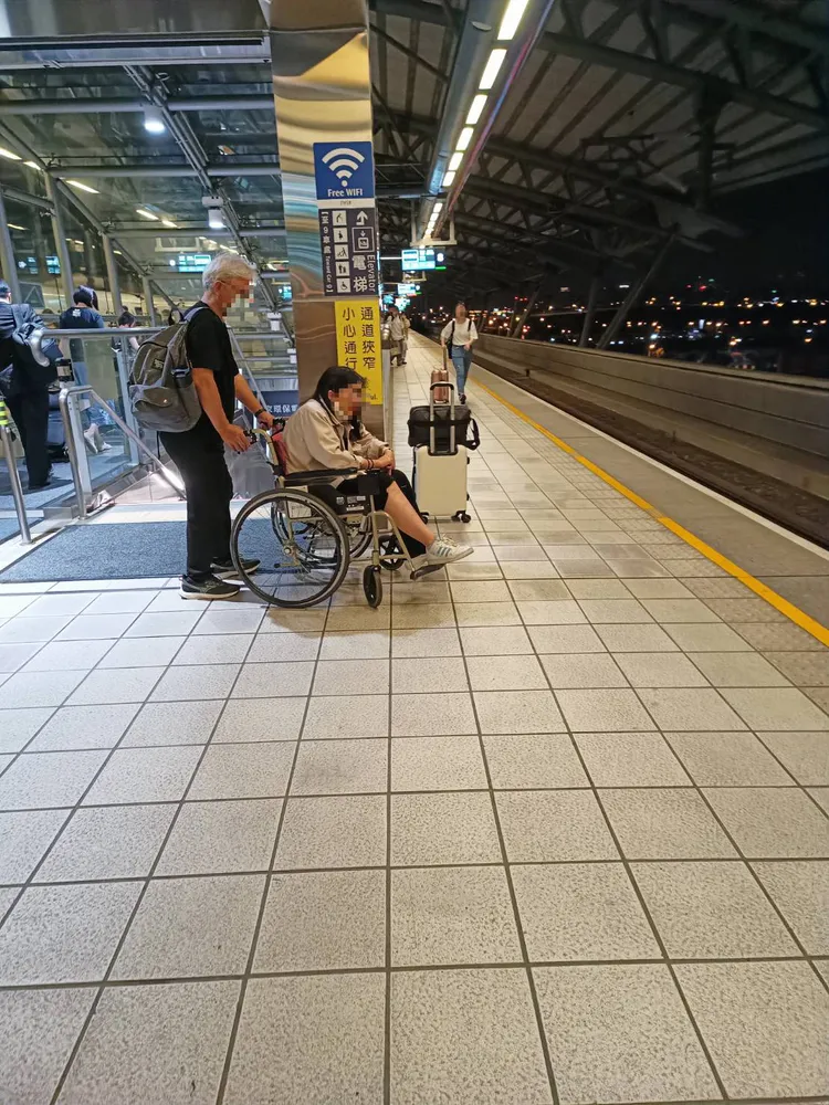 女大生受傷卻沒有高鐵人員協助。讀者提供