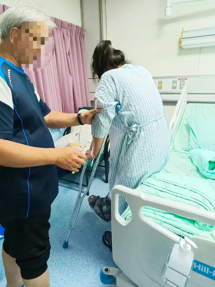 女大生受傷骨折，要靠拐杖行動。讀者提供