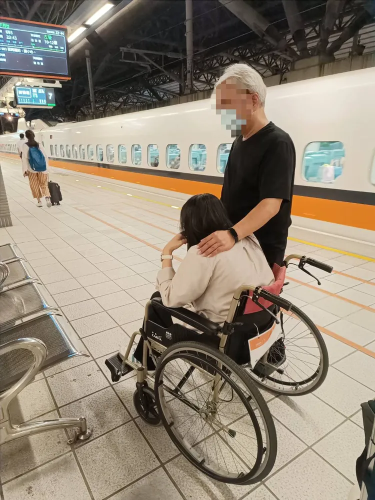 女大生受傷後靠父親推輪椅送醫。讀者提供