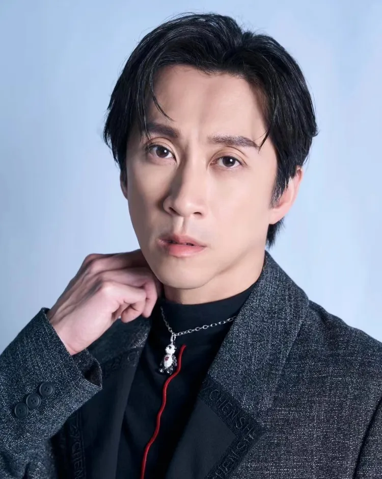 陳漢典金鐘獎當天的幸運物還有Qeelin Je t'aime Bo Bo 18K白金鑽石、黑鑽石及紅寶石吊墜。翻攝陳漢典IG