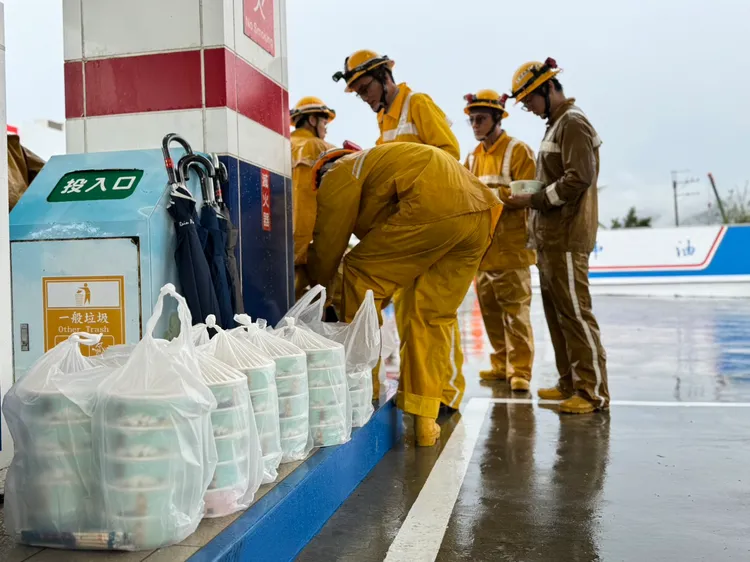 為感謝台電不眠不休不畏風雨，有民眾特地贈送便當及茶水慰勞員工。翻攝畫面