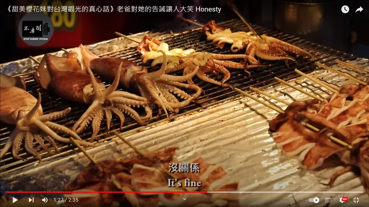 Miyu被台灣夜市美食攻陷。翻攝自YT頻道「Stopkiddinstudio不要鬧工作室」