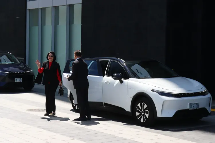 裕隆城日前開幕，裕隆執行長嚴陳莉蓮搭乘即將上市的Luxgen n7電動休旅車出席。林浩昇攝