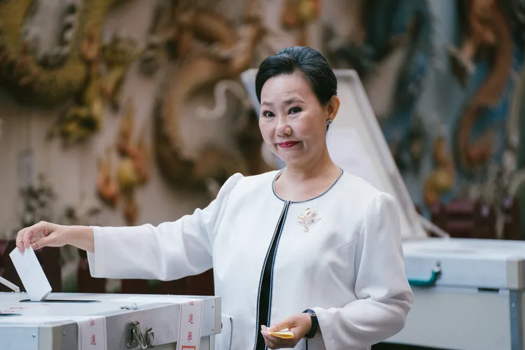 曾獲金馬肯定的呂雪鳳在《人選之人—造浪者》飾演賴佩霞的競爭對手「孫令賢」。公視提供