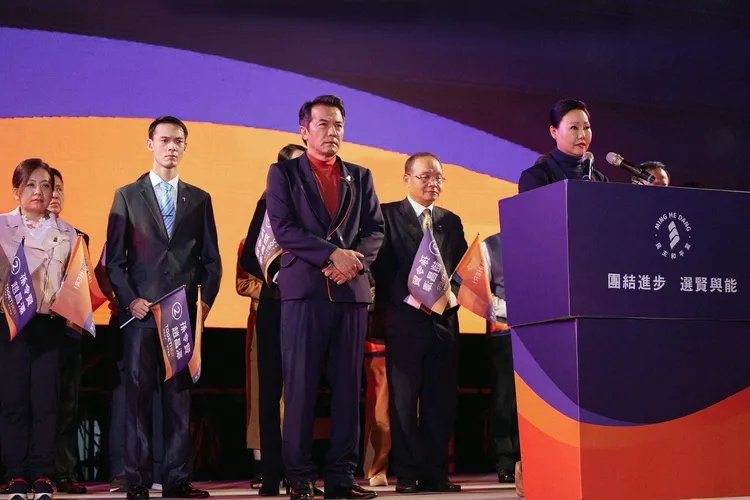 呂雪鳳（右）飾演賴佩霞競爭對手「孫令賢」，戴立忍（左三）劇中飾演孫令賢的搭檔、立法院長「趙昌澤」。公視提供