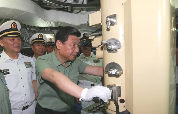 中國國家主席習近平到核子潛艇內部視察。資料照片